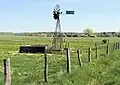 Reste des ehemaligen Lavoirs, heute windbetriebene Viehtränke