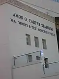 Namensplatte am Stadion (Mai 2007)