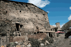 Das Towerhouse oder befestigte Wohnhaus in Schwibiani findet sich so nur in Ushguli in Georgien (Oberswanetien)