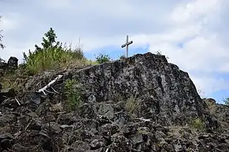 Ein Blick hinauf vom E1 zum Gipfelkreuz der Trödelsteine