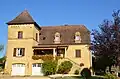 In traditionellem Stil erbautes Haus mit Taubenschlag