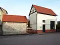 Historische Trafoturmstation in der Ortsmitte