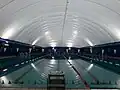 Hell-Dunkel-Kontrast: Tragluftschwimmhalle. Fotografie.