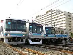 Diverse Baureihen der Tōzai Line der Tōkyō Metro mit außermittig und zentral angeordneter Fronttür