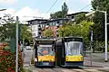 Combino Basic (links) und Combino Advanced (Einrichtungswagen, rechts)