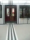 Die Linien von Daniel Buren auf der Straßenbahn und dem Boden