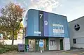 Besonders auffällige Haltestellen­gestaltung in Linienfarben, ebenfalls in Zürich