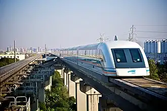 Ein SMT-Fahrzeug bei der Einfahrt in die Longyang Road Station (2012)