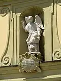 Schutzengel über dem Portal der Dreifaltigkeitskapelle
