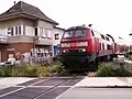 Lokomotive der Bau­reihe 218 am Stell­werk des Hafenbahnhofs