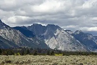 Rolling Thunder Mountain (im Hintergrund rechts), im Vordergrund Bivouac Peak und Traverse Peak