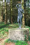 Bronzestatue "Dame mit der Locke",