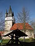 Kirche und Ziehbrunnen (im Vordergrund)