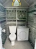 Funktionales Badezimmer mit Wänden aus Glasflaschen
