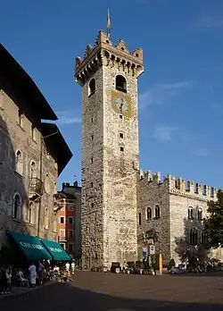 Die Nord- und Westseite der Torre Civica mit angrenzenden Palazzo Pretorio