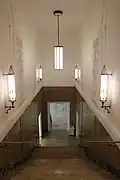 Treppenhaus im Museumsflügel. Gezackte, erhabene Ornamente finden sich an den Wänden.