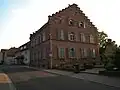 Das 1830 erbaute Treppengiebelhaus diente bis 1910 als katholische Schule.