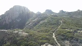 Tri-Peaks (rechts) und Exchange Peak (links). Backbone Trail in der Bildmitte.