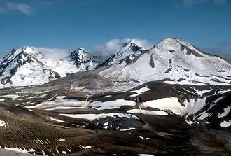 Die drei Gipfel des Trident Vulkans von der Spitze des Baked Mountain gesehen.