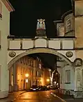 Eingangsbogen nachts