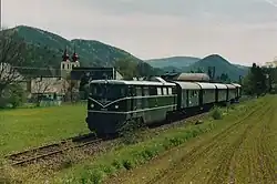 Der erste Triestingtalexpress gezogen von der 2050.02 am 1.&nbsp;Mai 2005 in Thenneberg. Im Hintergrund ist die Kirche zu sehen.