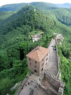 Von vorn: Trifels, Anebos und Scharfenberg