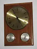 WEIMAR-Wanduhr mit glasüberwölbtem Messing-Zifferblatt, zusätzlich mit Barometer und Hygrometer, etwa 1970