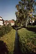 Auf einer Länge von rund 500&nbsp;m fließt der Trillkebach mitten in der Küchenthalstraße.