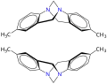 Enantiomere der Trögerschen Base mit je zwei blau markierten Brückenkopfatomen (Stickstoffatome)