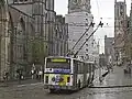Die O-Bus-Oberleitung kreuzte am Kornmarkt die der Straßenbahn mit Hilfe einer aufwändigen Konstruktion.