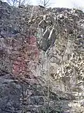 Die Mischgesteine aus Tromm-Granit und dunklem Amphibolit werden schlierenartig heller, grobkörniger und granitartiger.