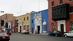 „Casa Calonge“ (blau) und „Casa Bracamonte“ (gelb), 18. und 19. Jahrhundert