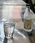 Eine 2-cl-Miniatur entspricht dem Volumen eines Schnapsglases.