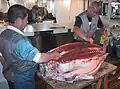 Zwei Mann verwenden ein Messer: das Oroshi Hōchō im Einsatz auf dem Tsukiji-Fischmarkt