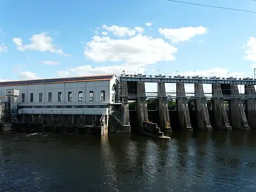 Gesamtkomplex aus Turbinenhaus und Stauwerk