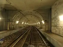 Streckentunnel der Metro Brescia mit außenliegenden Wartungs- und Rettungsstegen