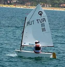 Optimist hoch am Wind in Çeşme (Türkei)