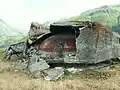 Die Turmkanone 4. Unter der beschädigten Tarnung ist sehr gut die Panzerkuppel zu erkennen.