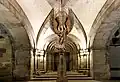 Die Turmvorhalle mit der Statue des Erzengels bei Nacht