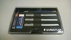 Tuschezeichenset STAEDTLER mars professional mit Tuschezeichner in den Strichstärken 0,70&nbsp;mm, 0,50&nbsp;mm und 0,35&nbsp;mm. sowie einem Druckbleistift STAEDTLER mars micro 0,50&nbsp;mm aus dem Jahre 2010.