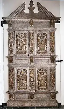 Tür mit Reliefs aus der Kanzel