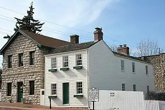 Boyhood Home mit Garten (re.) und Museumsladen (li.)