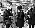 Zwei junge Frauen mit Pudelmützen (Foto: Sascha Kohlmann)