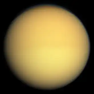 Titan im sichtbaren Licht, aufgenommen aus einer Entfernung von 174.000 Kilometern (Raumsonde Cassini, 2009)