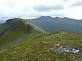 Blick vom Vorgipfel Mullach Sithidh zum Mullach na Dheiragain, im Hintergrund der Sgùrr nan Ceathreamhnan
