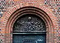 Tympanon (1931) über dem Eingang zur Sankt-Marien-Kirche (Ystad)