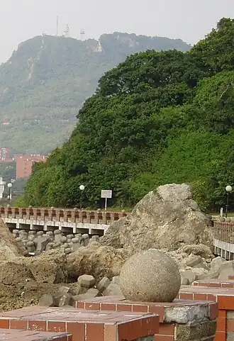 Der Shoushan von der Einfahrt zur Sun-Yat-sen-Universität aus betrachtet