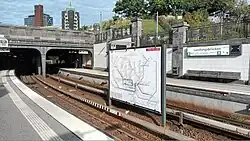 Verbundnetzplan im HVV-typischen Großflächenformat auf der Station Landungsbrücken, Hamburg