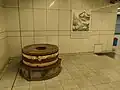 Mühlstein mit Gedenktafel im Verteilergeschoss