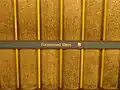 Stationsname an den Hintergleiswänden